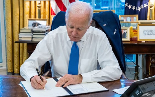 Tổng thống Hoa Kỳ Joe Biden ký sắc lệnh cấm thương mại và đầu tư giữa các công dân Mỹ và hai khu vực ly khai ở miền đông Ukraine được Nga công nhận độc lập tại Nhà Trắng ở Washington, Hoa Kỳ, ngày 21/02/2022
Nhà Trắng | Reuters