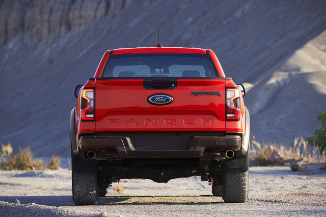 Ford Ranger Raptor 2023 ra mắt: Đẹp hơn, off-road đỉnh hơn, điểm nhấn là động cơ V6 392 mã lực - Ảnh 5.