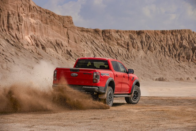 Ford Ranger Raptor 2023 ra mắt: Đẹp hơn, off-road đỉnh hơn, điểm nhấn là động cơ V6 392 mã lực - Ảnh 3.
