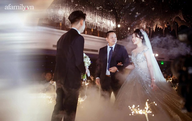 Câu chuyện đằng sau đám cưới tiền tỷ của đại gia Ninh Bình: Chàng CEO trẻ từng chi 182 triệu mua vé máy bay về thăm người yêu và cú xoay chuyển khó ngờ - Ảnh 12.