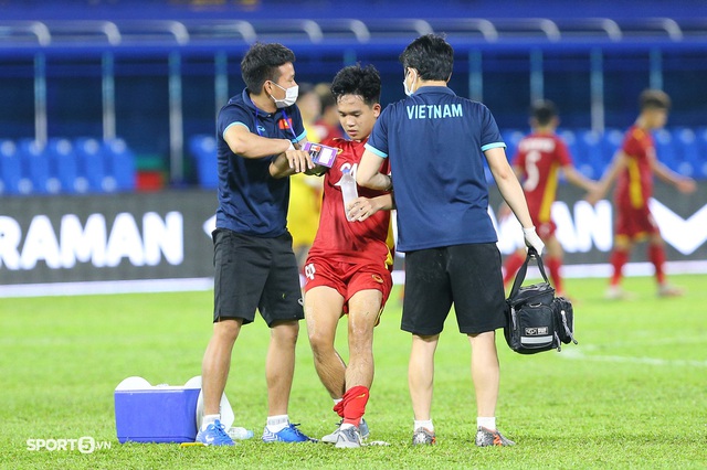 Cầu thủ cắn răng thi đấu, bộ phận y tế U23 Việt Nam vất vả - Ảnh 4.