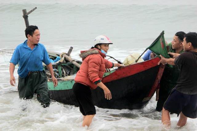 Ngư dân Hà Tĩnh được lộc trời ngày rét tê tái - Ảnh 4.