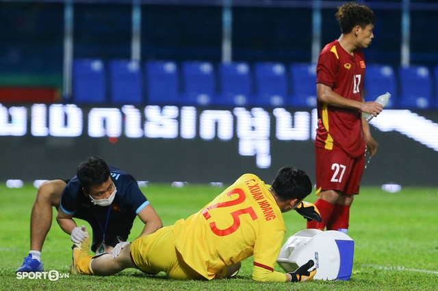  Cầu thủ cắn răng thi đấu, bộ phận y tế U23 Việt Nam vất vả - Ảnh 5.