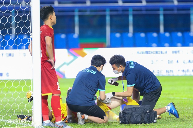  Cầu thủ cắn răng thi đấu, bộ phận y tế U23 Việt Nam vất vả - Ảnh 6.