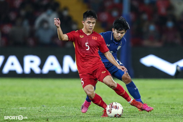  Cầu thủ cắn răng thi đấu, bộ phận y tế U23 Việt Nam vất vả - Ảnh 8.