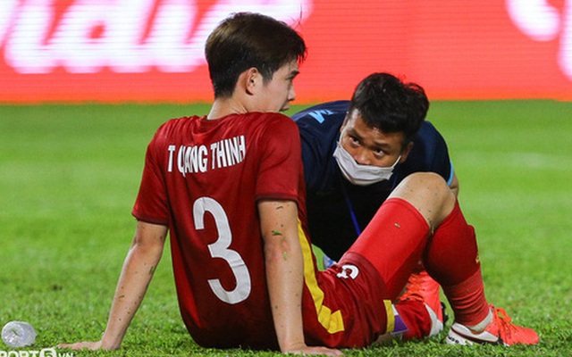 Cầu thủ cắn răng thi đấu, bộ phận y tế U23 Việt Nam vất vả