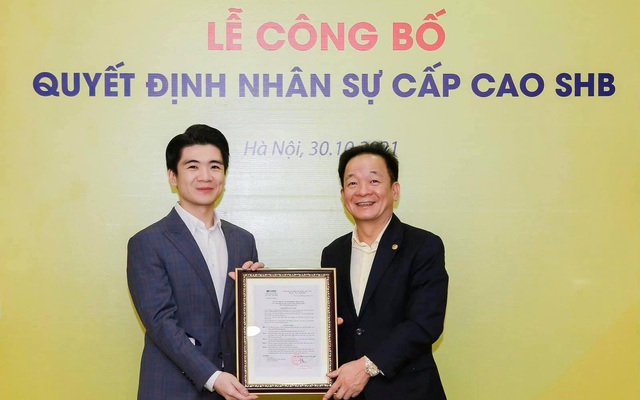Chủ tịch SHB Đỗ Quang Hiển (bên phải) trao quyết định bổ nhiệm chức Phó Tổng giám đốc cho ông Đỗ Quang Vinh (con trai ông Hiển)