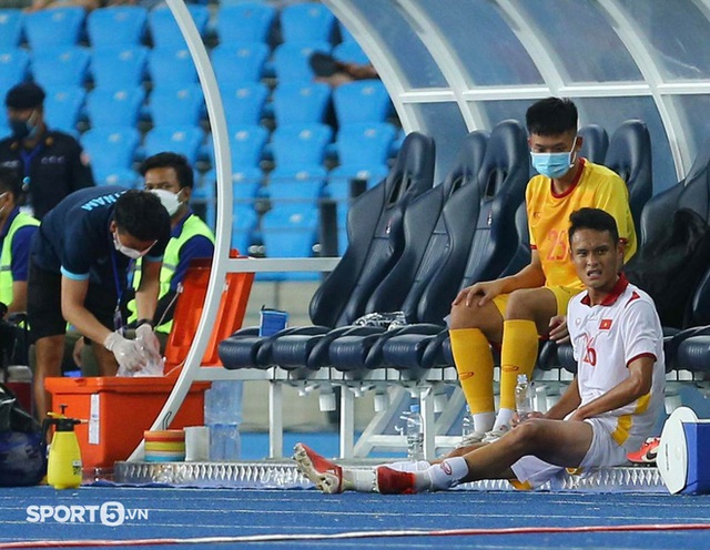 Tinh thần quả cảm của U23 Việt Nam: Đoàn Anh Việt chấn thương vẫn năn nỉ vào sân đá tiếp - Ảnh 6.