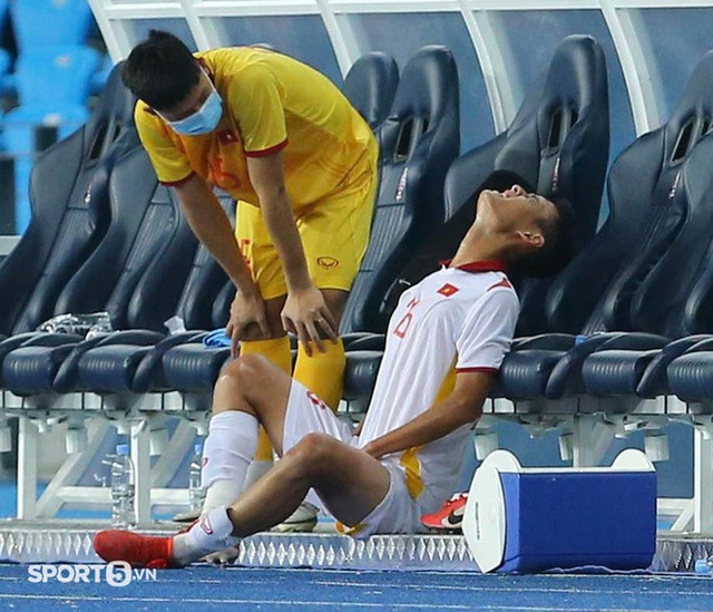 Tinh thần quả cảm của U23 Việt Nam: Đoàn Anh Việt chấn thương vẫn năn nỉ vào sân đá tiếp - Ảnh 7.