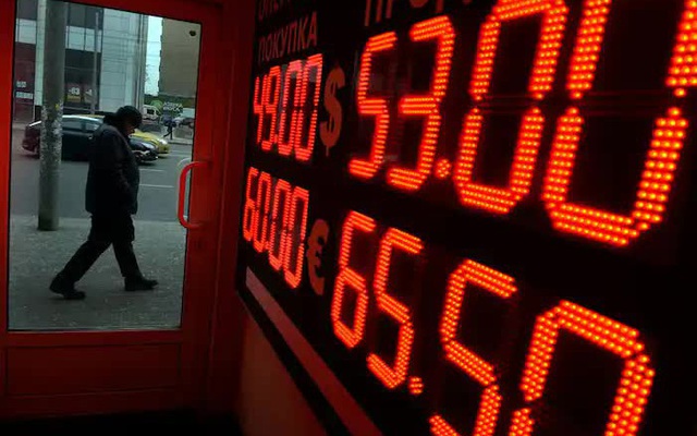 Chứng khoán Nga có lúc rơi 45% Chứng khoán Nga có lúc rơi 45%