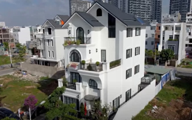 Choáng ngợp trước “siêu” biệt thự ở khu đất đắc địa bậc nhất Sài Gòn: Không gian ngang ngửa khách sạn 5 sao, có 1 chi tiết khiến chủ nhà tự hào "cả Việt Nam không chỗ nào làm"