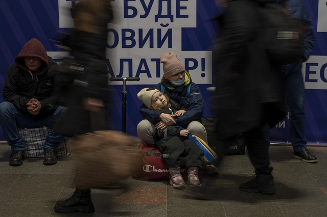 Những em bé Ukraine trong vòng tay mẹ: Ngày nghỉ ạ? Không con yêu, chiến tranh đã bắt đầu! - Ảnh 11.