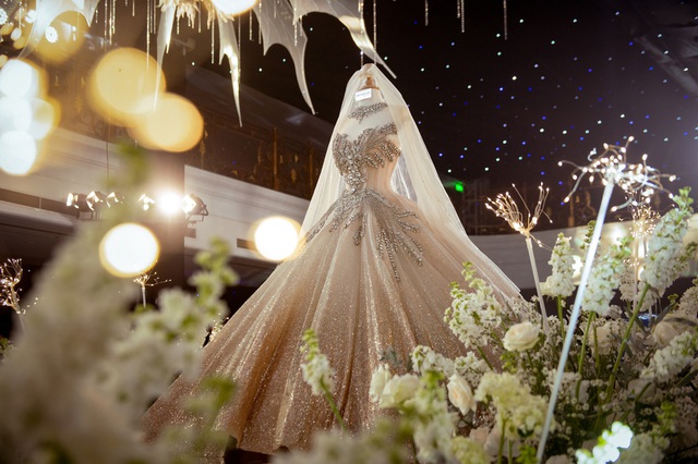  Siêu đám cưới Ninh Bình: Test nhanh Covid-19 cho 400 khách, cô dâu diện váy nửa tỷ đồng - Ảnh 3.