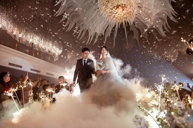  Siêu đám cưới Ninh Bình: Test nhanh Covid-19 cho 400 khách, cô dâu diện váy nửa tỷ đồng - Ảnh 4.