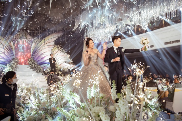  Siêu đám cưới Ninh Bình: Test nhanh Covid-19 cho 400 khách, cô dâu diện váy nửa tỷ đồng - Ảnh 5.