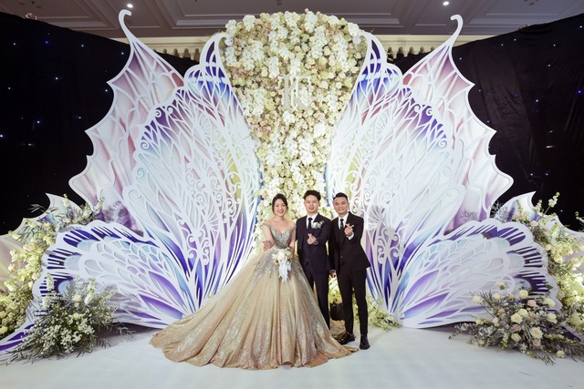  Siêu đám cưới Ninh Bình: Test nhanh Covid-19 cho 400 khách, cô dâu diện váy nửa tỷ đồng - Ảnh 6.