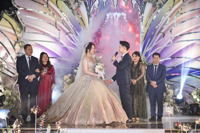  Siêu đám cưới Ninh Bình: Test nhanh Covid-19 cho 400 khách, cô dâu diện váy nửa tỷ đồng - Ảnh 7.
