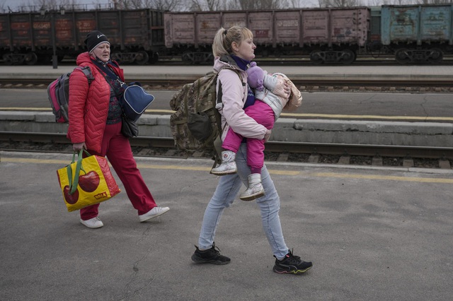 Những em bé Ukraine trong vòng tay mẹ: Ngày nghỉ ạ? Không con yêu, chiến tranh đã bắt đầu! - Ảnh 8.