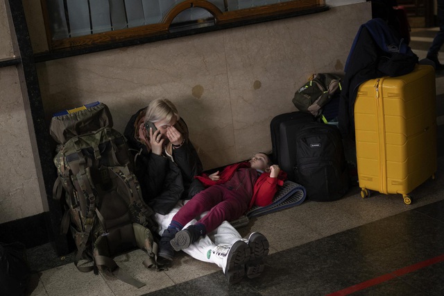 Những em bé Ukraine trong vòng tay mẹ: Ngày nghỉ ạ? Không con yêu, chiến tranh đã bắt đầu! - Ảnh 10.