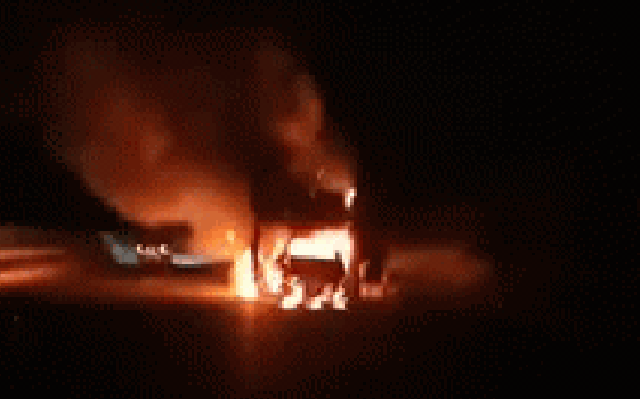 Xe tải rơ-mooc chở ô tô Mercedes và Vinfast cháy rụi trên cao tốc TP.HCM - Long Thành - Dầu Giây