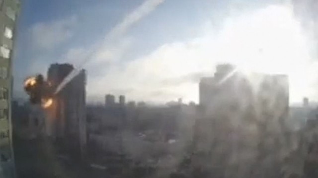 Một tòa chung cư ở Kiev bị trúng tên lửa - Ảnh 6.