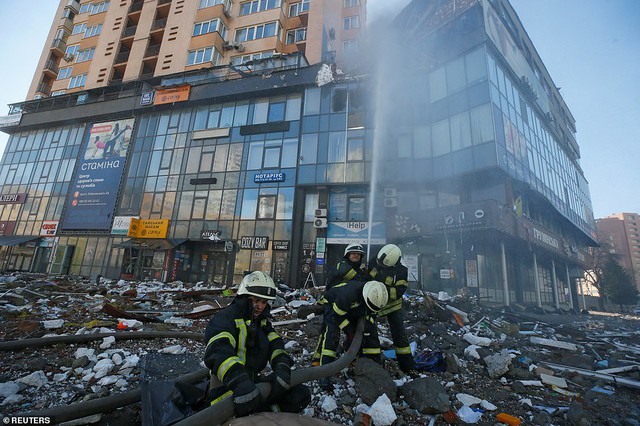 Một tòa chung cư ở Kiev bị trúng tên lửa - Ảnh 4.