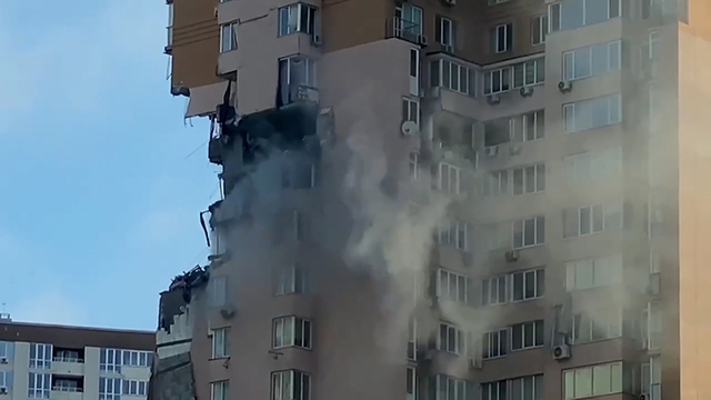 Một tòa chung cư ở Kiev bị trúng tên lửa - Ảnh 1.