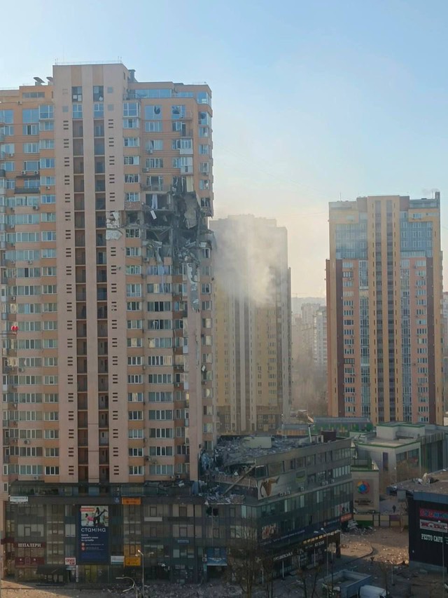 Một tòa chung cư ở Kiev bị trúng tên lửa - Ảnh 2.
