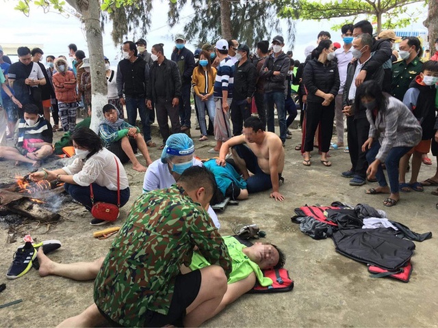 NÓNG: Chìm ca nô chở 36 khách du lịch ở Hội An, vớt được 30 người, 10 người đã tử vong - Ảnh 1.