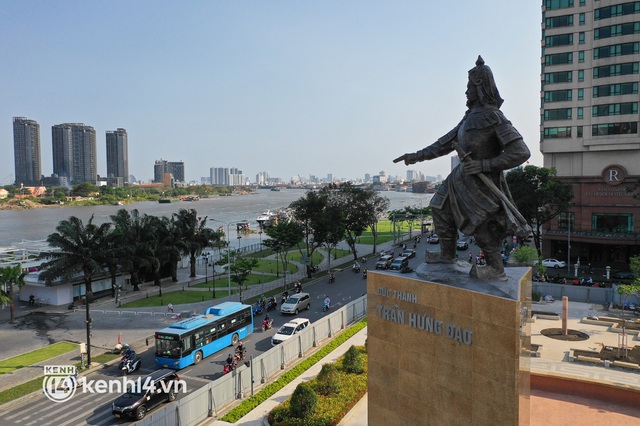  Ảnh: Khu tượng đài Trần Hưng Đạo được khoác “áo” mới hiện đại bên sông Sài Gòn - Ảnh 4.