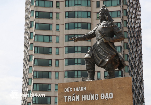  Ảnh: Khu tượng đài Trần Hưng Đạo được khoác “áo” mới hiện đại bên sông Sài Gòn - Ảnh 5.
