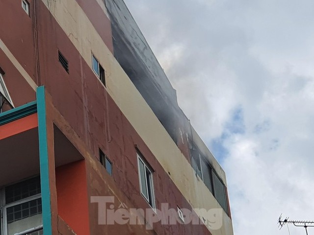 Cháy khách sạn ở trung tâm TPHCM, 3 người mắc kẹt được giải cứu - Ảnh 1.