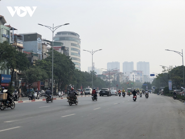Số ca mắc Covid-19 tăng mạnh, phố phường Hà Nội vắng vẻ ngày đi làm đầu tuần - Ảnh 1.