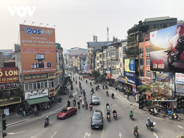 Số ca mắc Covid-19 tăng mạnh, phố phường Hà Nội vắng vẻ ngày đi làm đầu tuần - Ảnh 2.