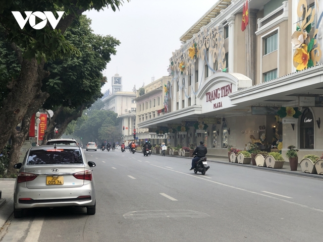 Số ca mắc Covid-19 tăng mạnh, phố phường Hà Nội vắng vẻ ngày đi làm đầu tuần - Ảnh 11.