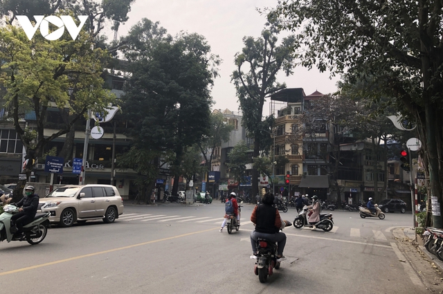 Số ca mắc Covid-19 tăng mạnh, phố phường Hà Nội vắng vẻ ngày đi làm đầu tuần - Ảnh 4.