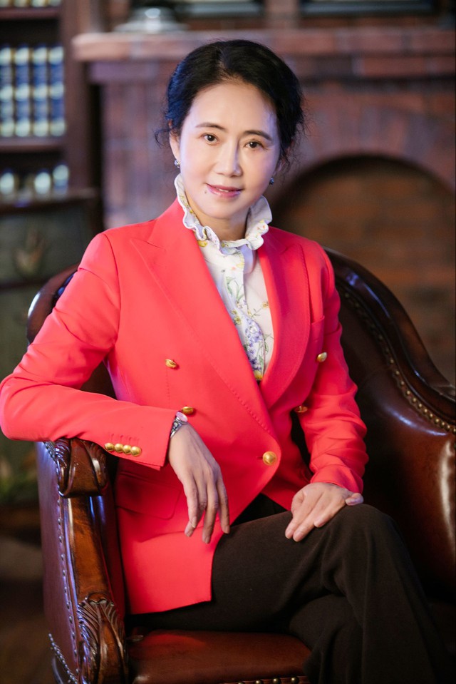 Nữ hoàng đèn xe giàu nhất Giang Tô: Chán cuộc sống nhạt nhẽo, cô hiệu phó vay 500 triệu khởi nghiệp, trở thành tỷ phú thế giới với khối tài sản 2,5 tỉ USD - Ảnh 4.