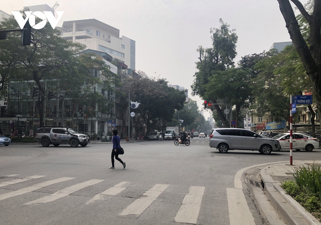 Số ca mắc Covid-19 tăng mạnh, phố phường Hà Nội vắng vẻ ngày đi làm đầu tuần - Ảnh 5.