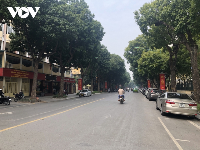 Số ca mắc Covid-19 tăng mạnh, phố phường Hà Nội vắng vẻ ngày đi làm đầu tuần - Ảnh 6.