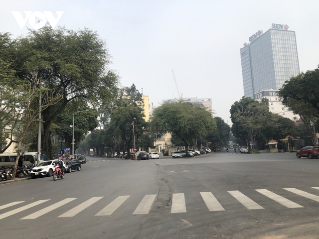 Số ca mắc Covid-19 tăng mạnh, phố phường Hà Nội vắng vẻ ngày đi làm đầu tuần - Ảnh 7.
