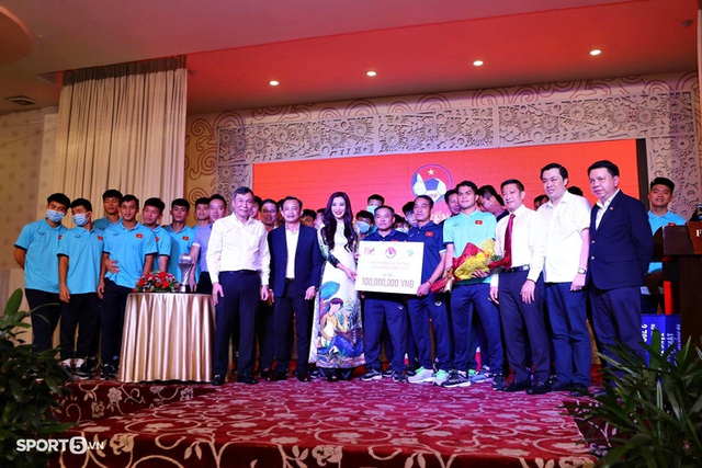 U23 Việt Nam rạng rỡ trong lễ mừng công tại TP.HCM, nhận thưởng nhiều tỷ đồng - Ảnh 8.