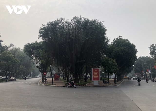 Số ca mắc Covid-19 tăng mạnh, phố phường Hà Nội vắng vẻ ngày đi làm đầu tuần - Ảnh 8.