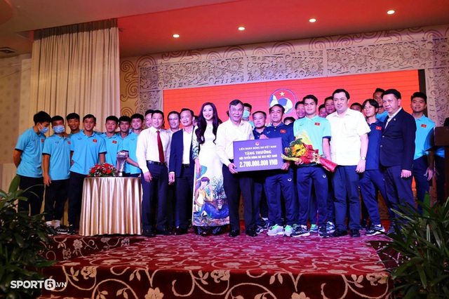 U23 Việt Nam rạng rỡ trong lễ mừng công tại TP.HCM, nhận thưởng nhiều tỷ đồng - Ảnh 9.
