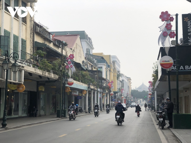 Số ca mắc Covid-19 tăng mạnh, phố phường Hà Nội vắng vẻ ngày đi làm đầu tuần - Ảnh 9.