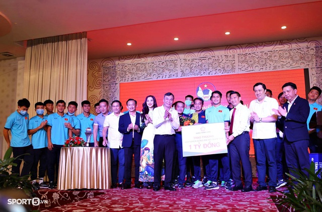 U23 Việt Nam rạng rỡ trong lễ mừng công tại TP.HCM, nhận thưởng nhiều tỷ đồng - Ảnh 10.