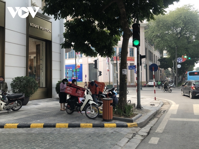 Số ca mắc Covid-19 tăng mạnh, phố phường Hà Nội vắng vẻ ngày đi làm đầu tuần - Ảnh 10.