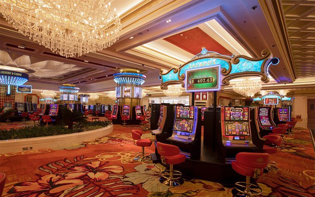 Phú Quốc hiện là nơi duy nhất có casino thí điểm cho người Việt vào chơi, vé vào cửa là 1 triệu đồng/24h, tiền mua vé nộp vào ngân sách địa phương