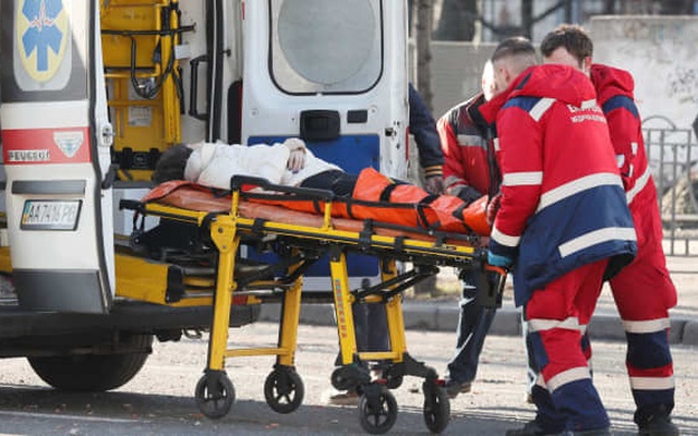 Các chuyên gia y tế vận chuyển một phụ nữ bị thương lên xe cứu thương sau cuộc pháo kích gần đây ở Kyiv, Ukraina ngày 26/2/2022.
Gleb Garanich | Reuters