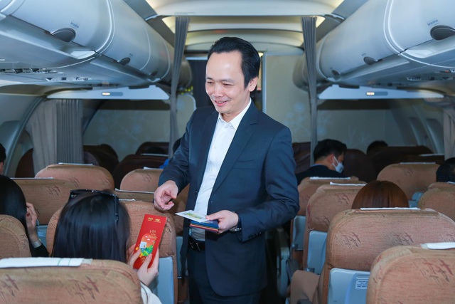 Chủ tịch Trịnh Văn Quyết mừng tuổi đầu năm nhân viên tại sân bay Nội Bài, hành khách bay chuyến đầu năm cũng có lộc - Ảnh 5.