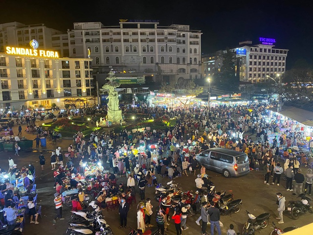 Đà Lạt ùn tắc mọi ngả đường trong ngày mùng 3 Tết: Ô tô nối dài hàng km, đi du xuân mà tưởng như đi hành xác - Ảnh 9.